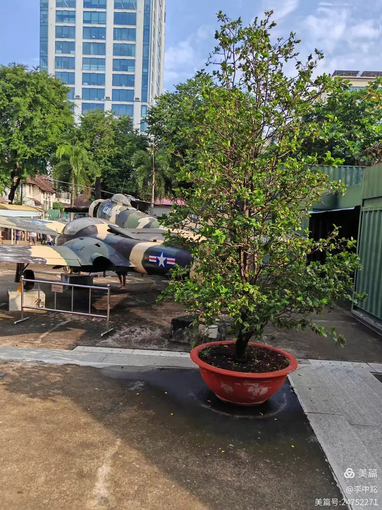 越南战争纪念馆坐落于胡志明市中心一条不起眼的马路上,正门看起来